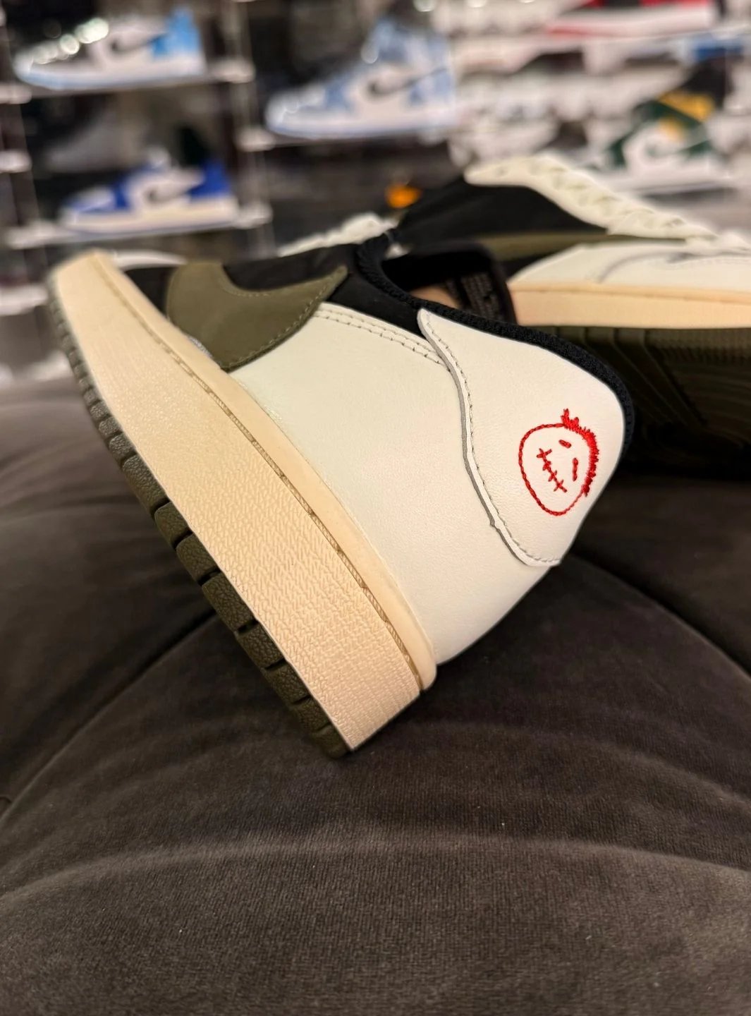 Air Jordan 1 Retro Low OG SP Travis Scott Olive - Usato 9.9/10 - Image 10
