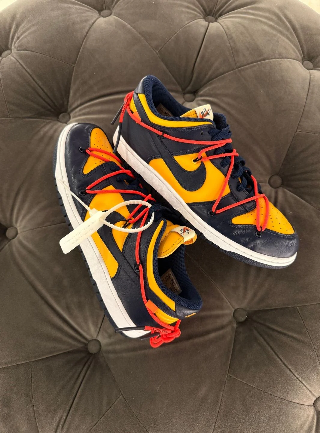 Nike Dunk Low Off-White University Gold Michigan - Usato 9.5/10 - Image 2