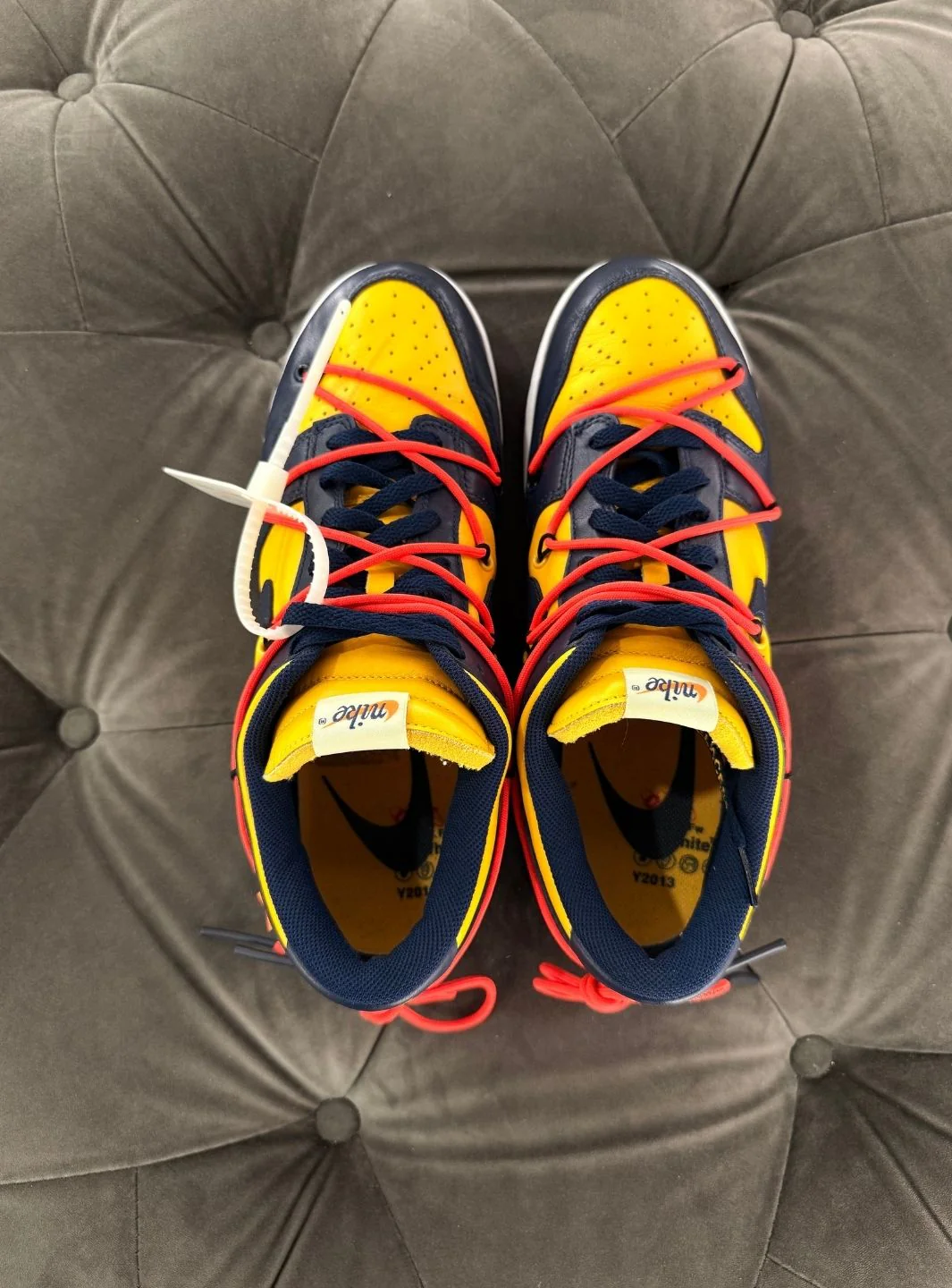 Nike Dunk Low Off-White University Gold Michigan - Usato 9.5/10 - Image 6
